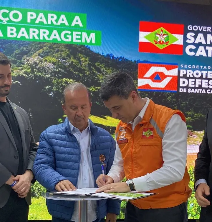 Governo de SC assina ordem de serviço para construção da Barragem de Botuverá